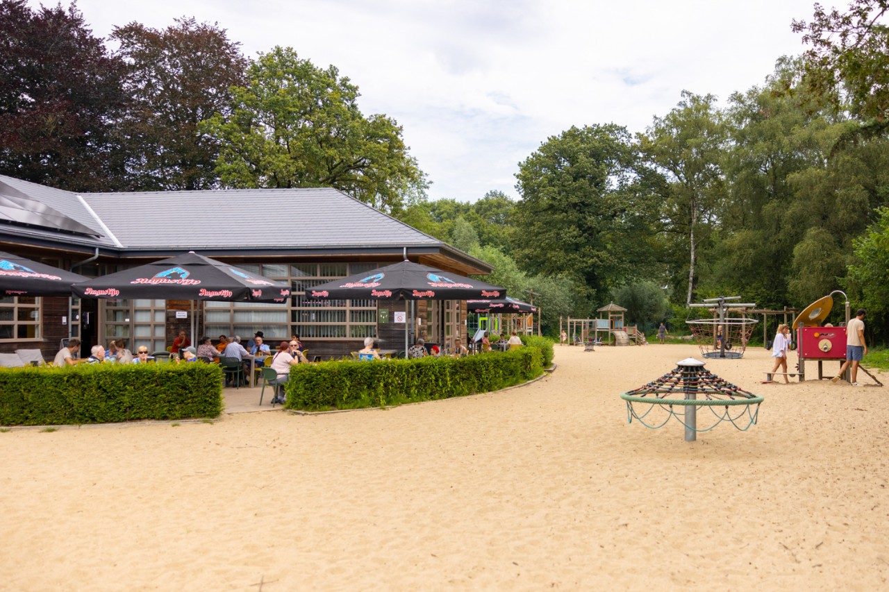 terras en speeltuin van brasserie de bosserie in het leen