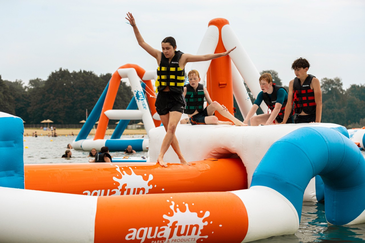 kinderen aan het spelen in het aquapark