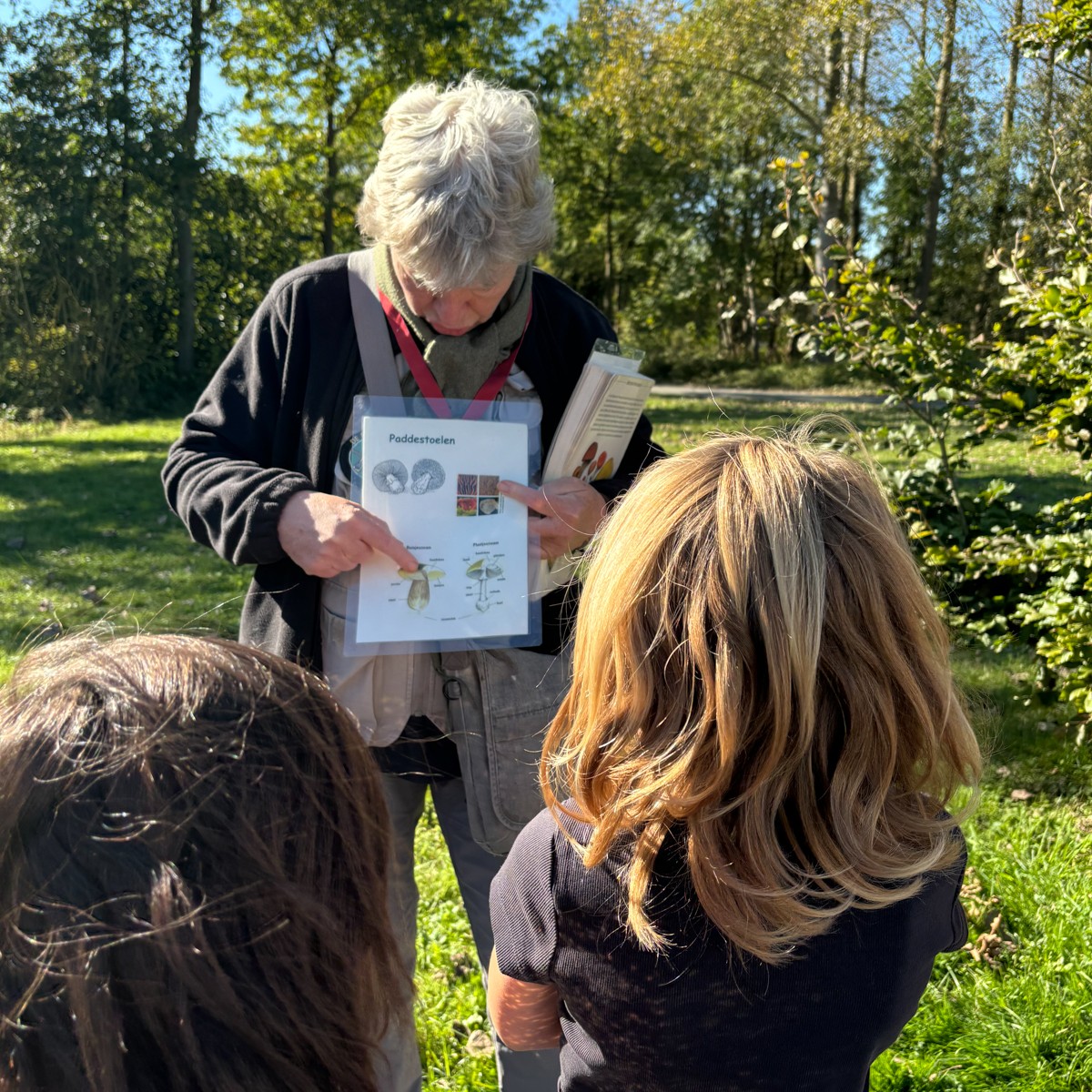 gids neemt kinderen mee in de wereld van paddenstoelen