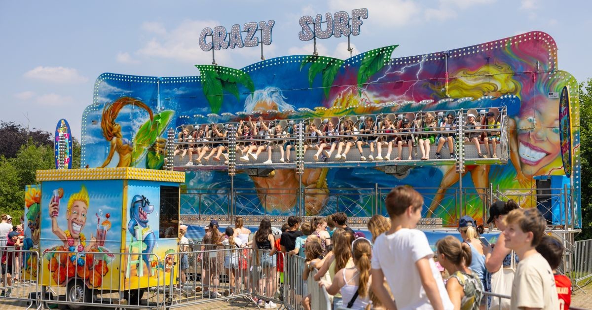 kinderen schuiven aan bij crazy surf op popeiland
