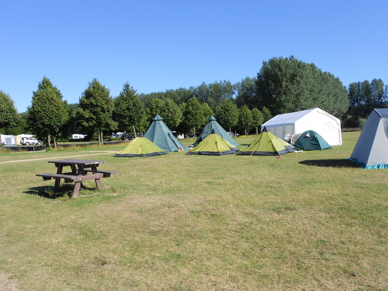 tenten en picknicktafel op de kampeerweide