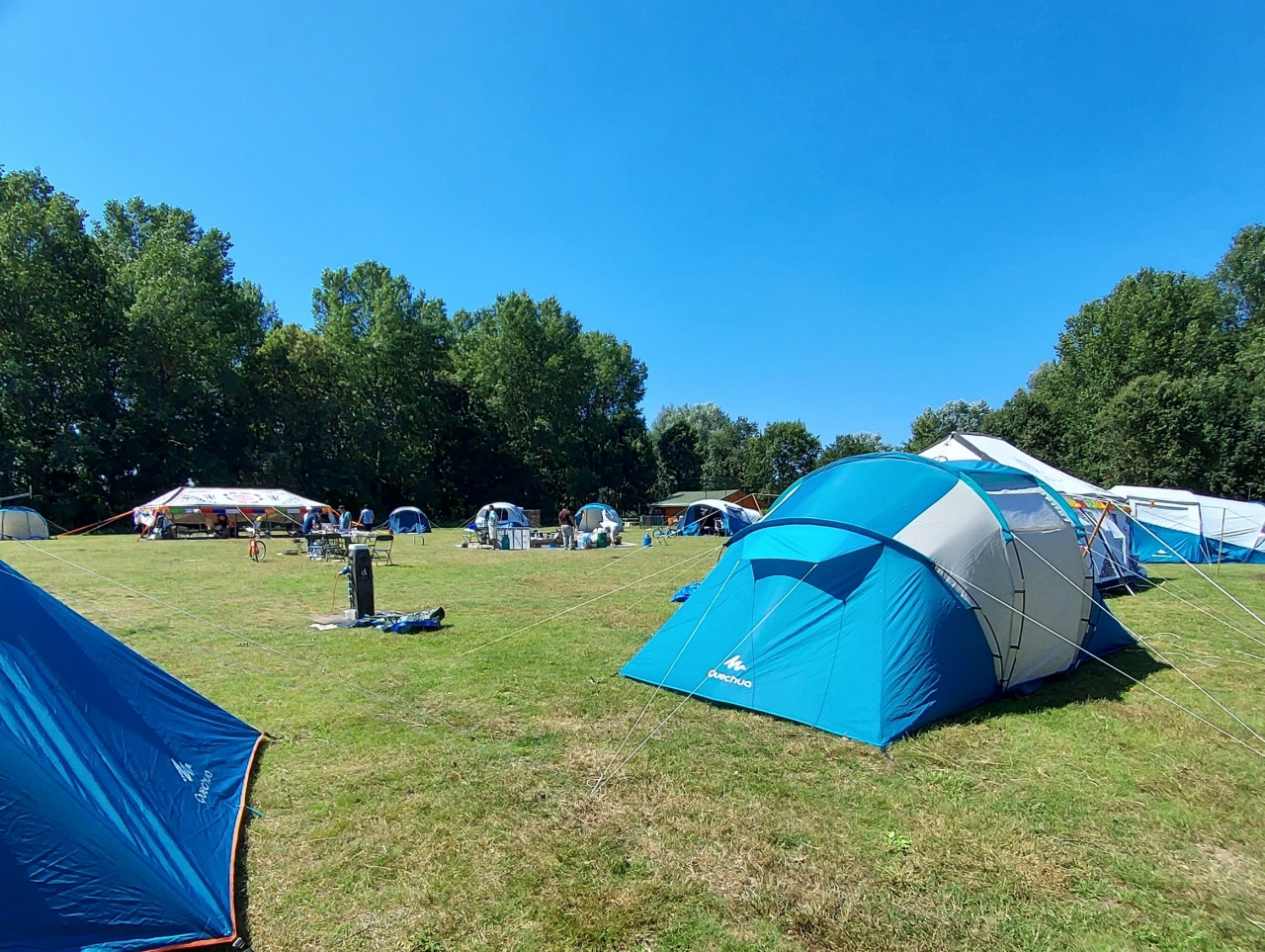 tent op de kampeerweide