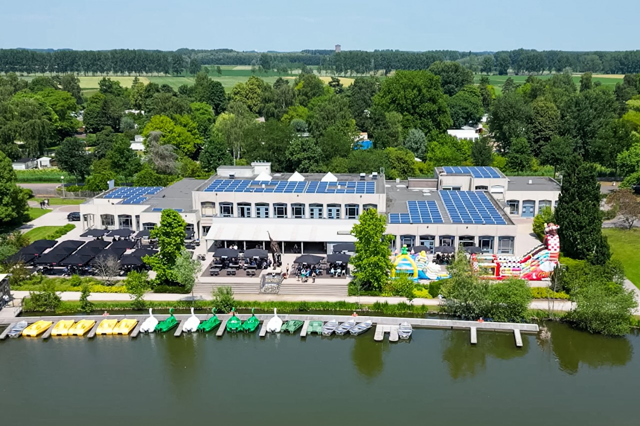 dronebeeld van de vijver en het terras van the new four seasons