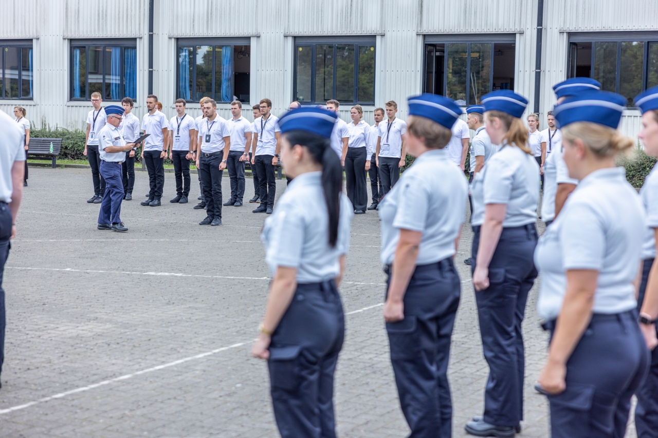 agenten in uniform in opstelling
