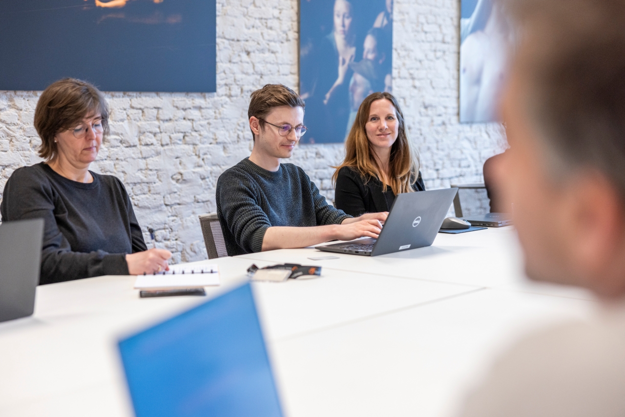 deskundige informatieveiligheid in overleg met collega's
