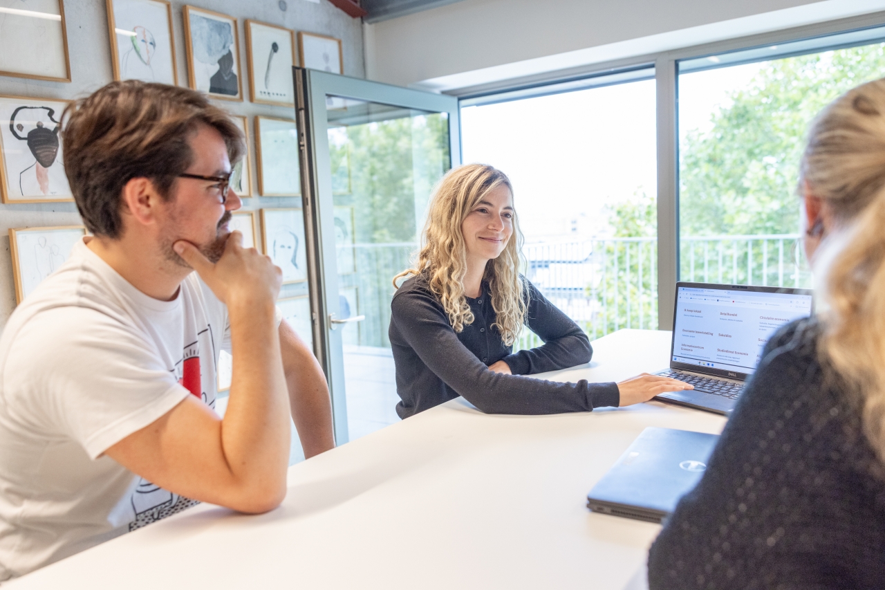 preventieadviseur aan het werk met collega's