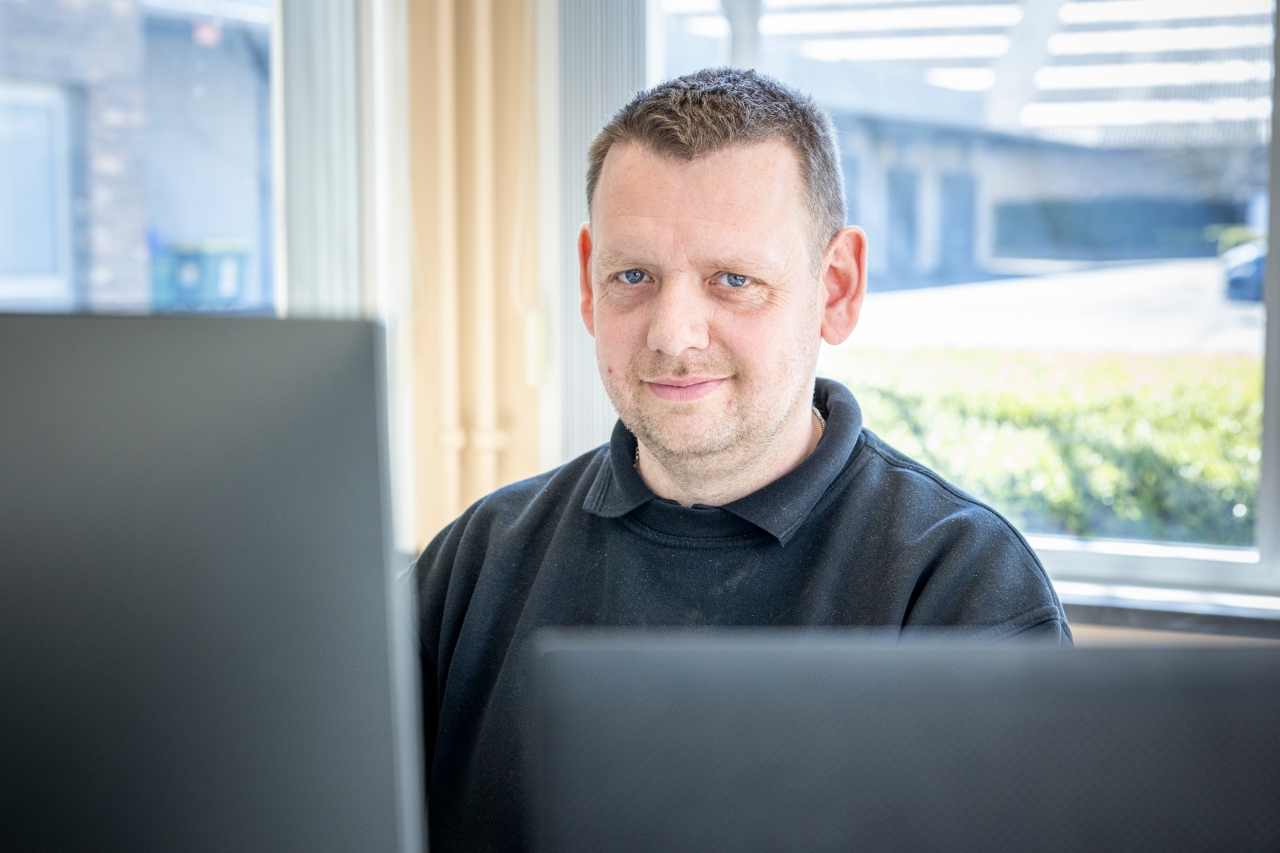 teamverantwoordelijke service aan het werk op computer