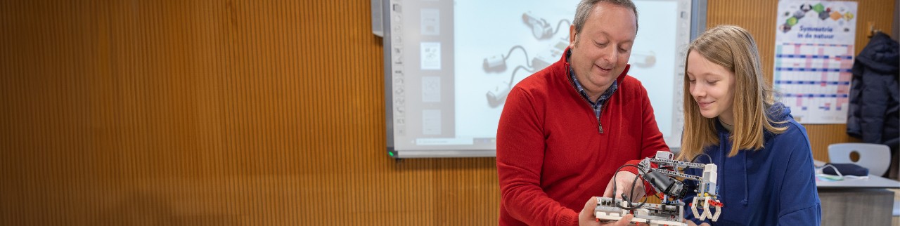 leerkracht en leerling werken samen aan technisch werkstuk