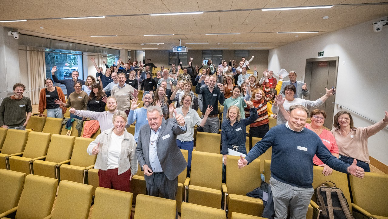 deelnemers aan het netwerkmoment poseren voor de foto