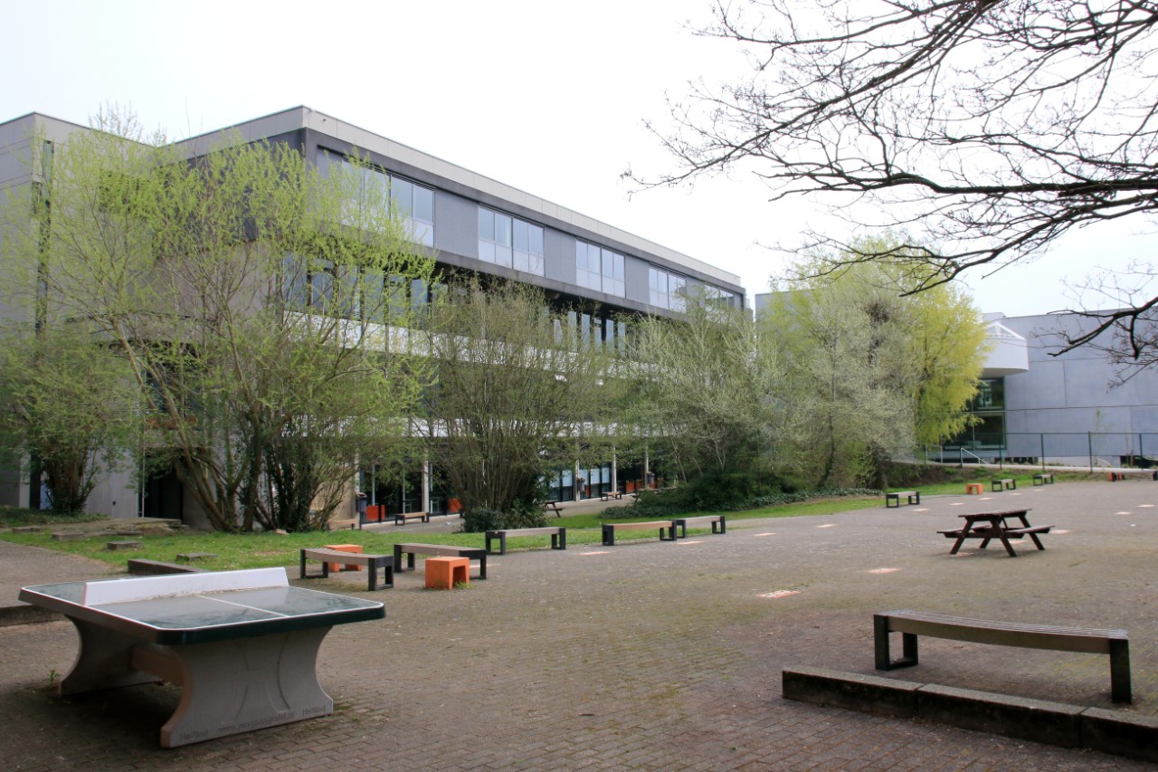 Richtpunt campus Gent Henleykaai speelplaats met picknickbanken en ping pong