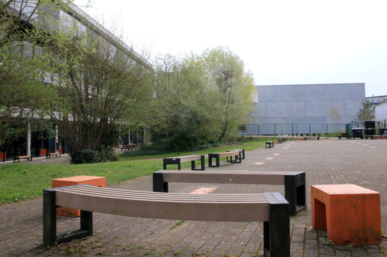 Richtpunt campus Gent Henleykaai speelplaats met zitbanken