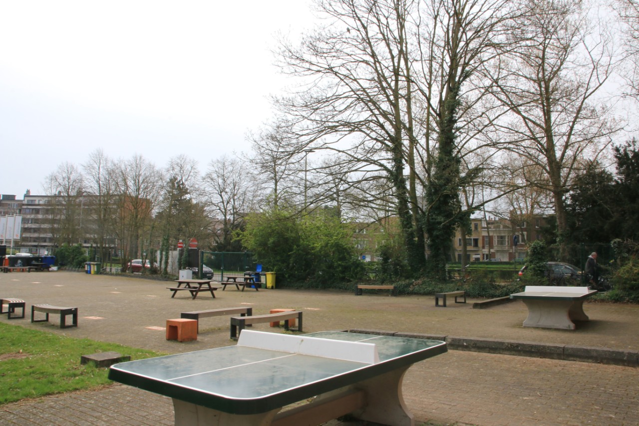 Richtpunt campus Gent Henleykaai speelplaats met zitbanken en ping pong tafels