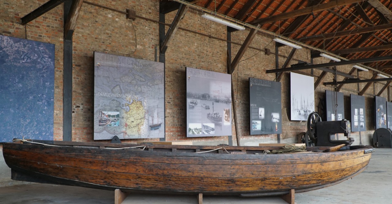 schip in de tentoonstelling in de houten loods van scheepswerven baasrode