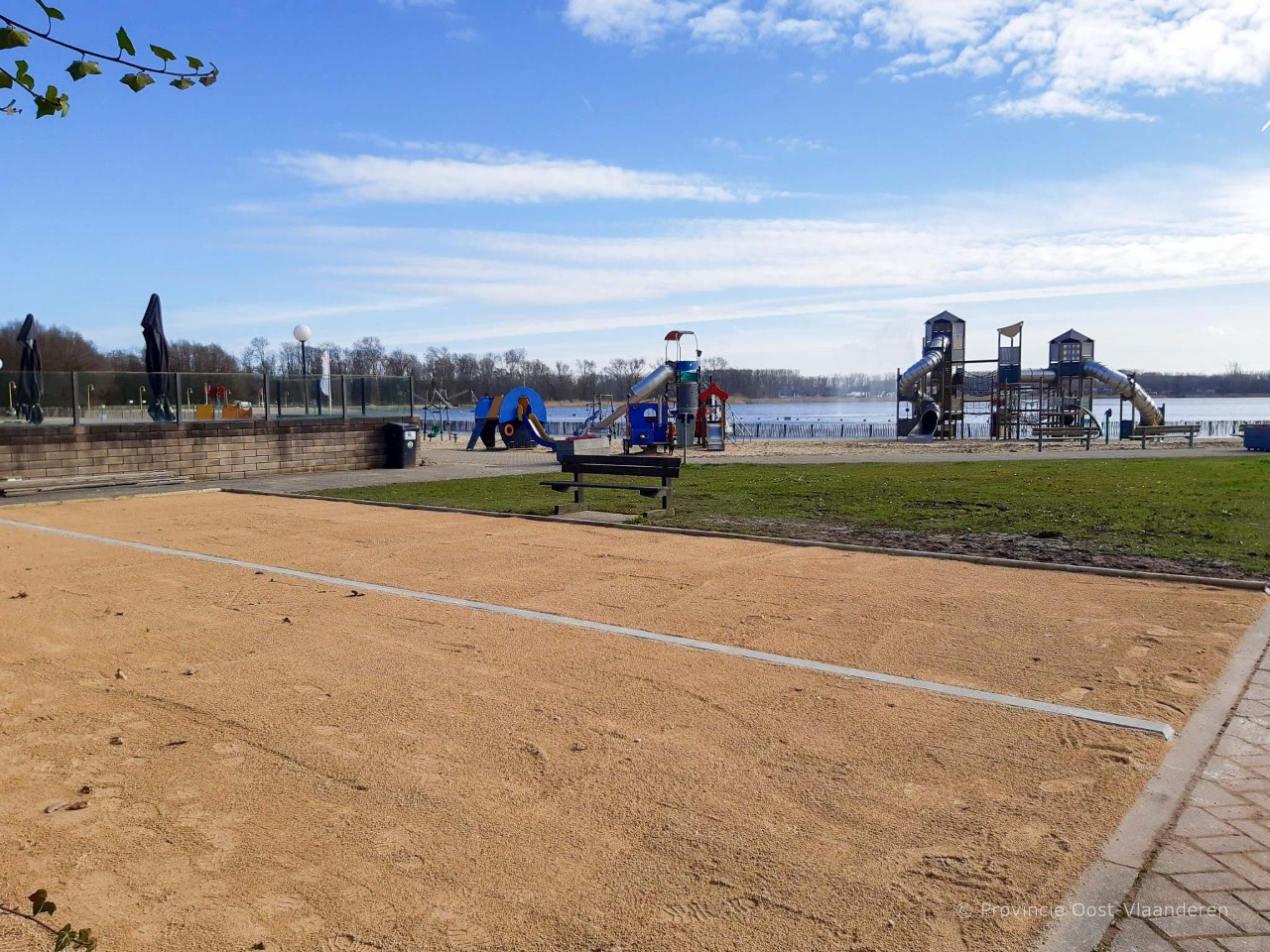 Petanquebanen in nieuwdonk naast het terras met uitzicht op het speelplein